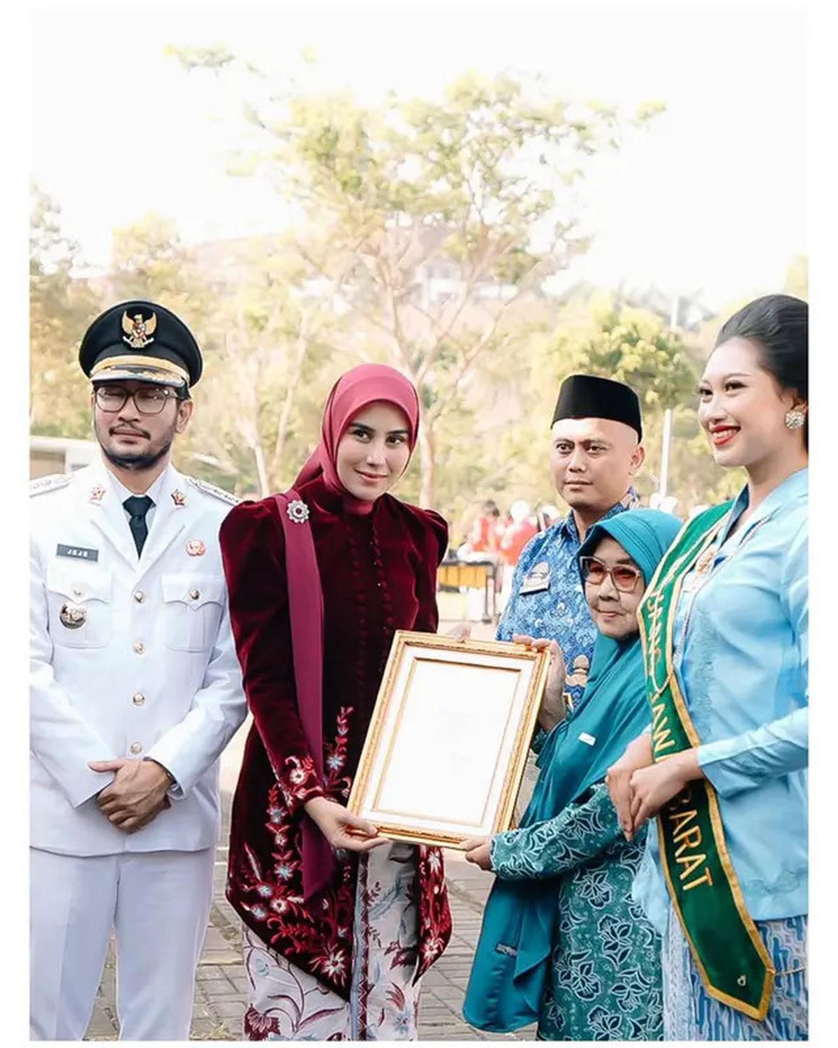 7 Potret Syahnaz Sadiqah di Upacara HUT ke-80 RI, Perdana sebagai Istri Bupati