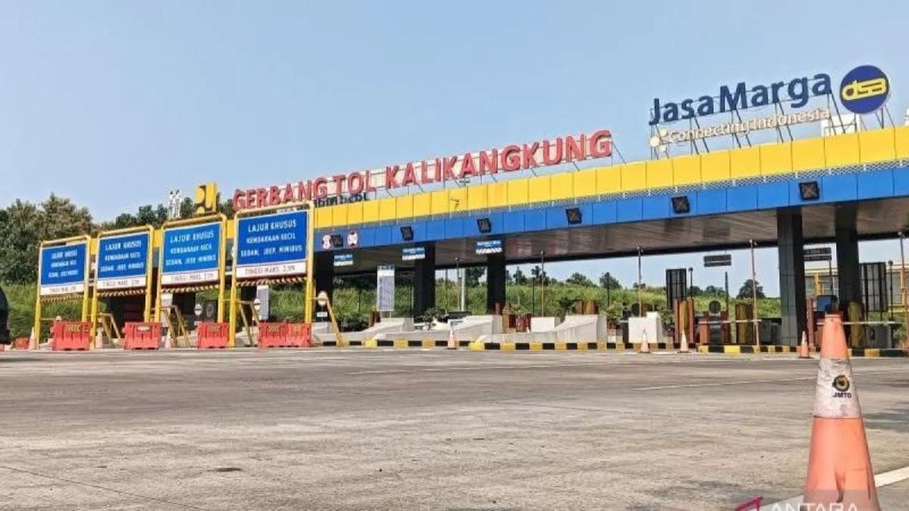 Arus Mudik GT Kalikangkung Semarang Melonjak Tajam, Belasan Ribu Kendaraan Padati Tol