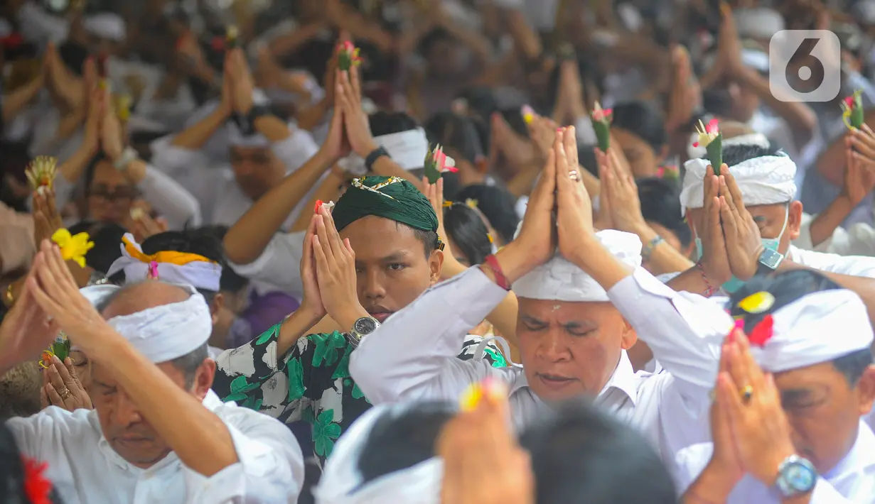 Upacara yang merupakan prosesi sehari sebelum Hari Raya Nyepi tersebut memiliki makna bagi umat Hindu untuk mengusir keburukan dari lingkungan sekitar. (merdeka.com/Arie Basuki)