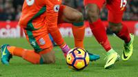 Penyerang Liverpool, Daniel Sturridge berusaha melewati kiper Stoke City, Lee Grant pada pertandingan Liga Inggris di Anfield, Liverpool, (28/12). Liverpool menang telak atas Stoke dengan skor 4-1. (Reuters/Carl Recine)