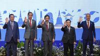 Dari kiri ke kanan, Perdana Menteri Kamboja Hun Sen, Presiden Indonesia Joko Widodo, Sultan Brunei Hassanal Bolkiah, Perdana Menteri Laos Phankham Viphavanh, dan Ketua DPR Malaysia Azhar Azizan Harun melambai pada upacara pembukaan KTT ASEAN ke-40 dan ke-41 (Perhimpunan Bangsa-Bangsa Asia Tenggara) di Phnom Penh, Kamboja, Jumat, 11 November 2022. (AP Photo/Vincent Thian)