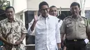 Sandiaga Uno menyapa awak media saat tiba di gedung KPK, Jakarta, Selasa (23/5). Sandiaga diperiksa sebagai saksi dalam dua kasus dugaan korupsi. (Liputan6.com/Helmi Afandi)