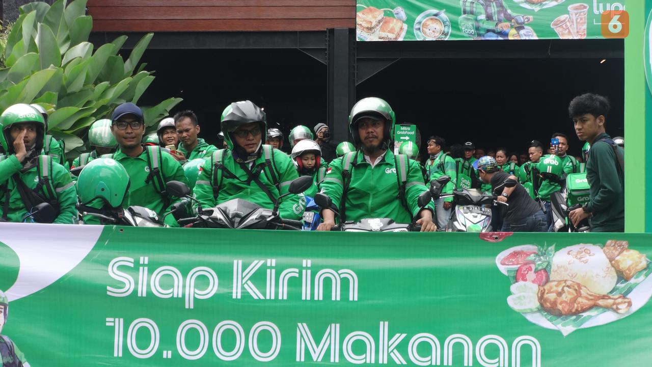 Driver ojek online di Jakarta membagikan makanan untuk gerakan 'Jangan Lupa Makan'. (dok. Liputan6.com/Adhita Diansyavira)