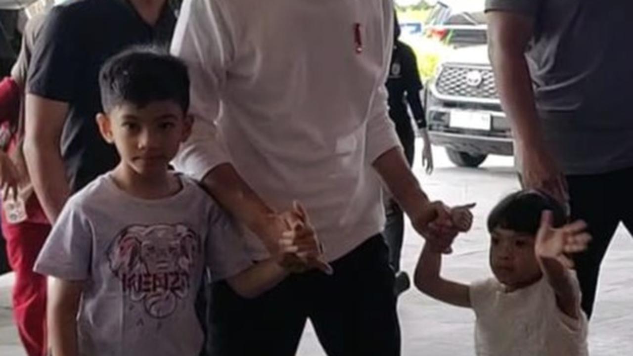 Ditinggal Gibran Kampanye, Jokowi Momong Jan Ethes dan La Lembah Manah Jelang Tahun Baru