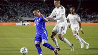 Pemain Argentina, Giovanni Lo Celso, berebut bola dengan pemain Kosta Rika, Fernan Faerron, dalam laga persahabatan yang digelar di Los Angeles Memorial Coliseum, Amerika Serikat, Rabu (27/3/2024). (AP Photo/Eric Thayer)