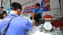 Petugas Bulog melayani pembeli saat menggelar Operasi Pasar Bulog 2015 di kawasan Pasar Benhil, Jakarta, Jumat (26/6/2015). Operasi pasar ini untuk menjaga stabilitas harga sembako di bulan Ramadan. (Liputan6.com/Yoppy Renato)