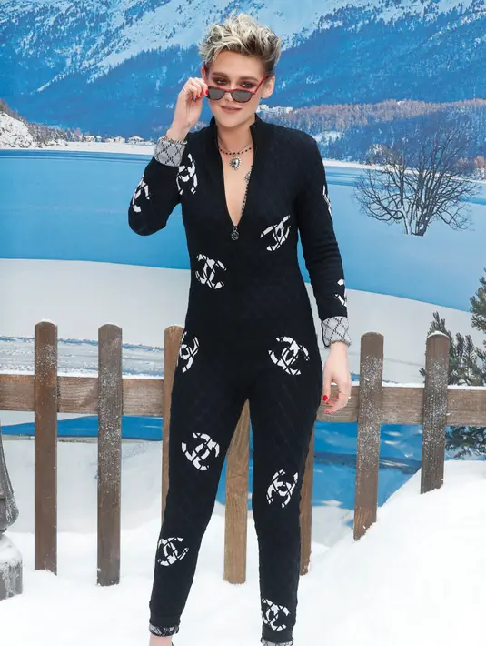 Aktris Kristen Stewart mengenakan kaca mata berpose dalam sesi pemotretan sebelum acara busana koleksi Women's Fall-Winter 2019/2020 Chanel di Grand Palais, Paris, Prancis (5/3). (AP Photo/Thibault Camus)