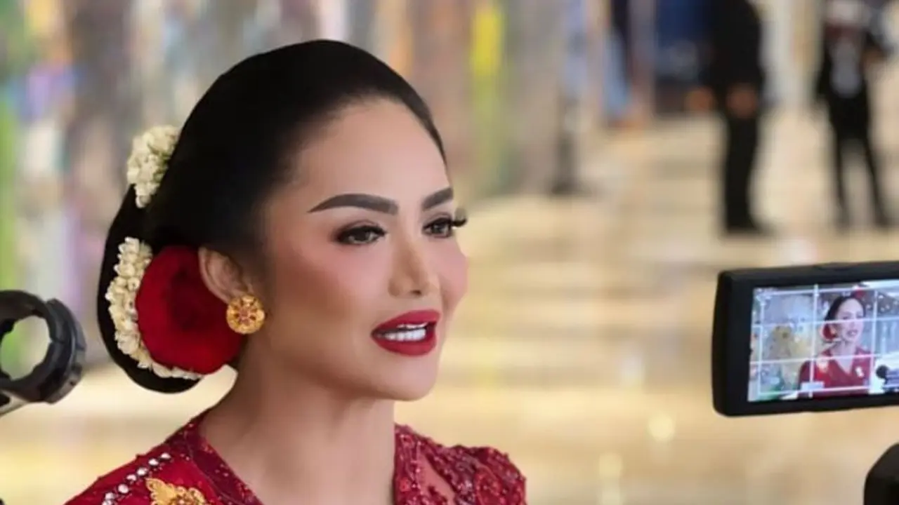 9 Potret Cantik Krisdayanti Berkebaya Merah saat Hadiri Sidang Tahunan 2022