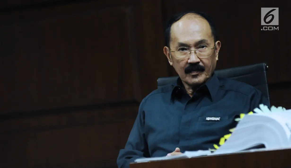 Terdakwa kasus dugaan merintangi penyidikan dugaan korupsi e-KTP, Fredrich Yunadi saat mengikuti sidang lanjutan di Pengadilan Tipikor, Jakarta, Kamis (15/3). Sidang mendengarkan keterangan saksi. (Liputan6.com/Helmi Fithriansyah)