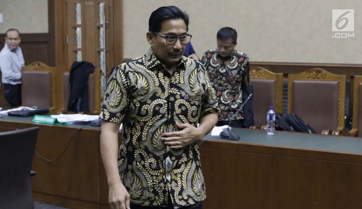 Terdakwa dugaan suap/gratifikasi terkait kerja sama jasa pelayaran yang juga anggota komisi VI DPR RI, Bowo Sidik Pangarso saat jeda sidang lanjutan di Pengadilan Tipikor, Jakarta, Rabu (28/8/2019). Sidang mendengar keterangan saksi-saksi. (Liputan6.com/Helmi Fithriansyah)