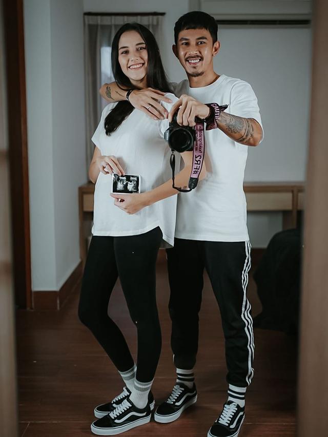Segera Dikaruniai Anak Ketiga, Ini 6 Potret Manis Fandy Christian dan Dahlia Poland