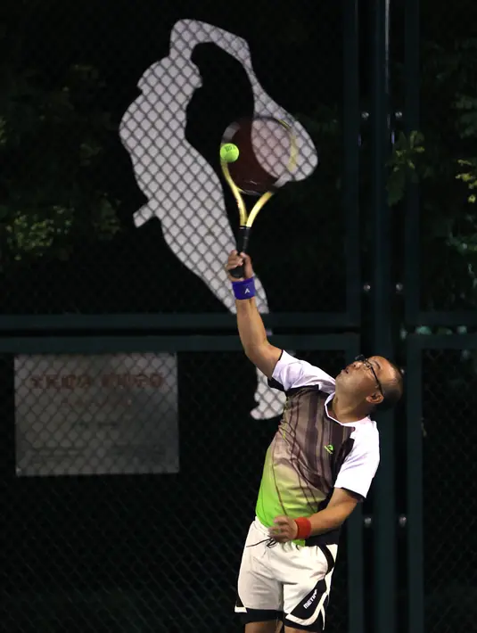 Orang-orang bermain tenis pada malam hari di lapangan tenis Taman Yuxiu, Yinchuan, Daerah Otonom Etnis Hui Ningxia, China, 3 Agustus 2020. Kota Yinchuan menyediakan berbagai fasilitas (venue) olahraga yang memadai bagi warganya untuk berolahraga di malam hari. (Xinhua/Jia Haocheng)