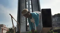 Pekerja menyelesaikan tahap finishing renovasi Tugu Pamulang di Tangerang Selatan, Banten, Jumat (7/1/2021). Proses renovasi Tugu Pamulang yang sempat viral di media sosial beberapa waktu lalu akan diresmikan pada hari Minggu besok lusa. (merdeka.com/Arie Basuki)