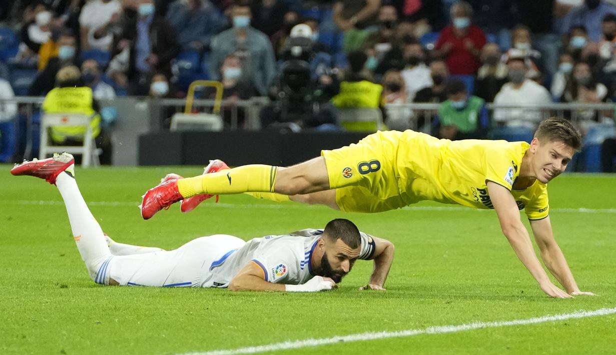 Real Madrid gagal meneruskan tren positif 6 kemenangan beruntun di semua kompetisi usai tertahan imbang 0-0 oleh Villarreal dalam laga pekan ke-7 Liga Spanyol 2021/2022, Sabtu (25/9/2021). Los Blancos masih memimpin klasemen sementara dengan 17 poin. (AP/Manu Fernandez)