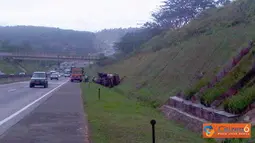 Truk Berisi Tanah Terguling dan Masuk ke Parit