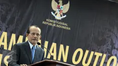 Plt ketua Komisi Yudisial (KY) Maradaman Harahap saat menyampaikan 'Outlook' KY, Jakarta, (25/1). Kegiatan penyampaian kinerja selama 2015, proyeksi, dan rancangan tindak lanjut program kegiatan 2016. (Liputan6.com/Helmi Afandi)