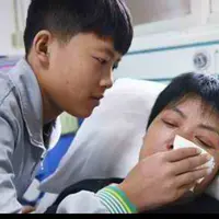 Anak berusia 12 tahun ini memilih untuk berhenti sekolah untuk bekerja dan mengurus ibunya yang sakit parah. (Sumber Foto: viral4real)