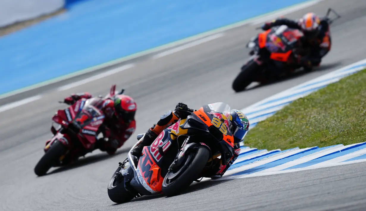 Pembalap Ducati Lenovo Team, Pecco Bagnaia, berada di belakang Red Bull KTM Factory Racing, Brad Binder, saat balapan MotoGP Spanyol 2023 di Sirkuit Jerez pada Minggu (30/4/2023). (AP Photo/Jose Breton)