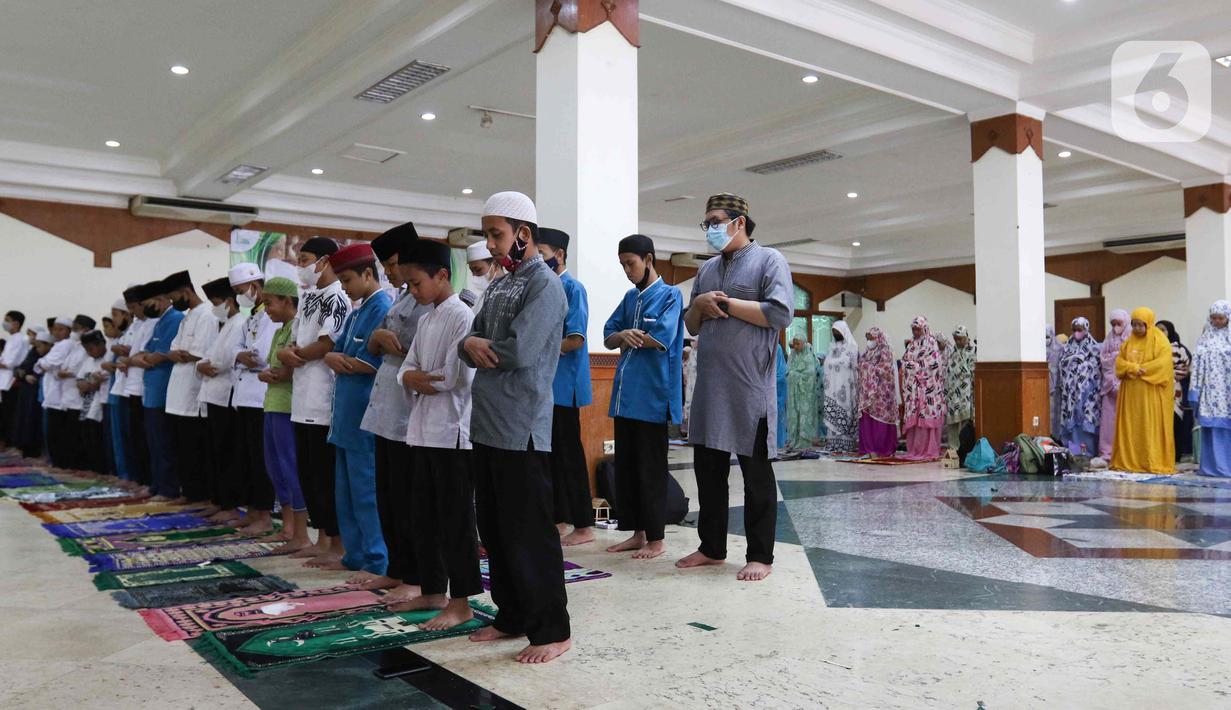 Peserta melaksanakan Sholat saat mengikuti kegiatan Pesantren Kilat Ramadhan di Masjid Agung Sunda Kelapa, Menteng, Jakarta, Minggu (10/4/2022). Sebanyak 200 peserta yang terdiri dari kaum dhuafa dan yatim piatu mengikuti kegiatan Pesantren Kilat Ramadhan. (Liputan6.com/Herman Zakharia)