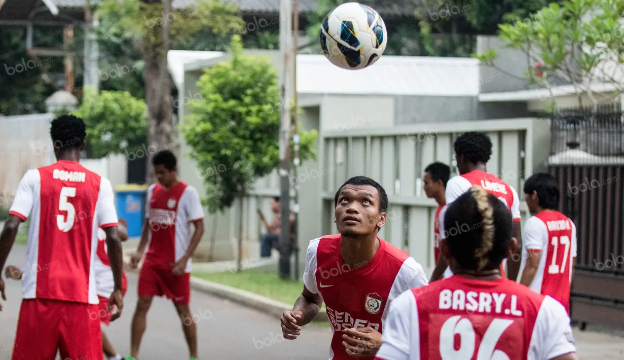 Striker PSM Makassar, Ferdinand Sinaga, berusaha mengontrol bola saat latihan di sekitar perumahan Patra Jasa, Jakarta Selatan, Jumat (8/4/2016). Latihan ini merupakan persiapan jelang Trofeo Persija. (Bola.com/Vitalis Yogi Trisna)