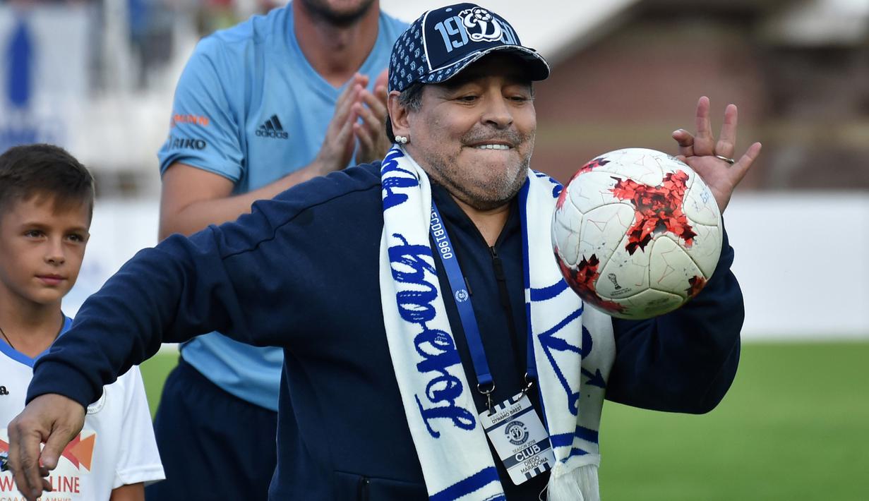 Legenda Argentina, Diego Maradona menjajal bermain bola setibanya di stadion di Brest, Senin (16/7). Diego Maradona mengunjungi Belarus untuk pertama kalinya setelah menjadi presiden klub sepak bola, Dinamo Brest. (AFP PHOTO / Sergei GAPON)