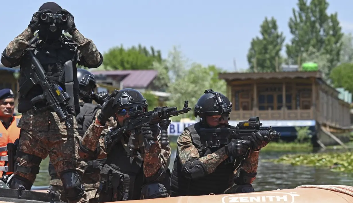 <p>Kashmir juga menarik jutaan pengunjung yang menikmati kedamaian janggal karena banyaknya pos keamanan, kendaraan lapis baja, dan tentara yang berpatroli. Demi pertemuan G20, kota tersebut merapikan pusat kota dan jalan menuju pusat konvensi di Danau Dal. (TAUSEEF MUSTAFA/AFP)</p>
