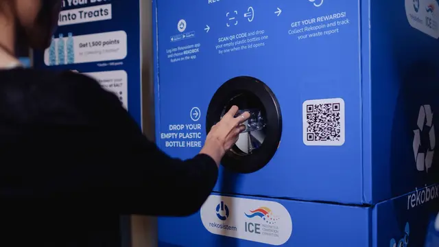 Partisipan Global Sustainable Development Congress (GSDC) 2026 membuang hasil kumpulan sampah daur ulang ke Reverse Vending Machine (RVM). Credit: ICE BSD