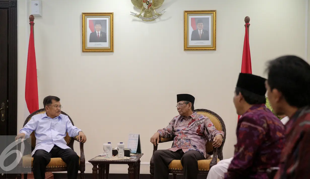 Wapres Jusuf Kalla berbincang dengan Sekjen ICIS, KH Hasyim Muzadi di Kantor Wakil Presiden, Jakarta, Senin (26/10/2015). Pertemuan membahas rencana Konvensi Islam Internasional di Malang dengan fokus perdamaian di Indonesia. (Liputan6.com/Faizal Fanani)
