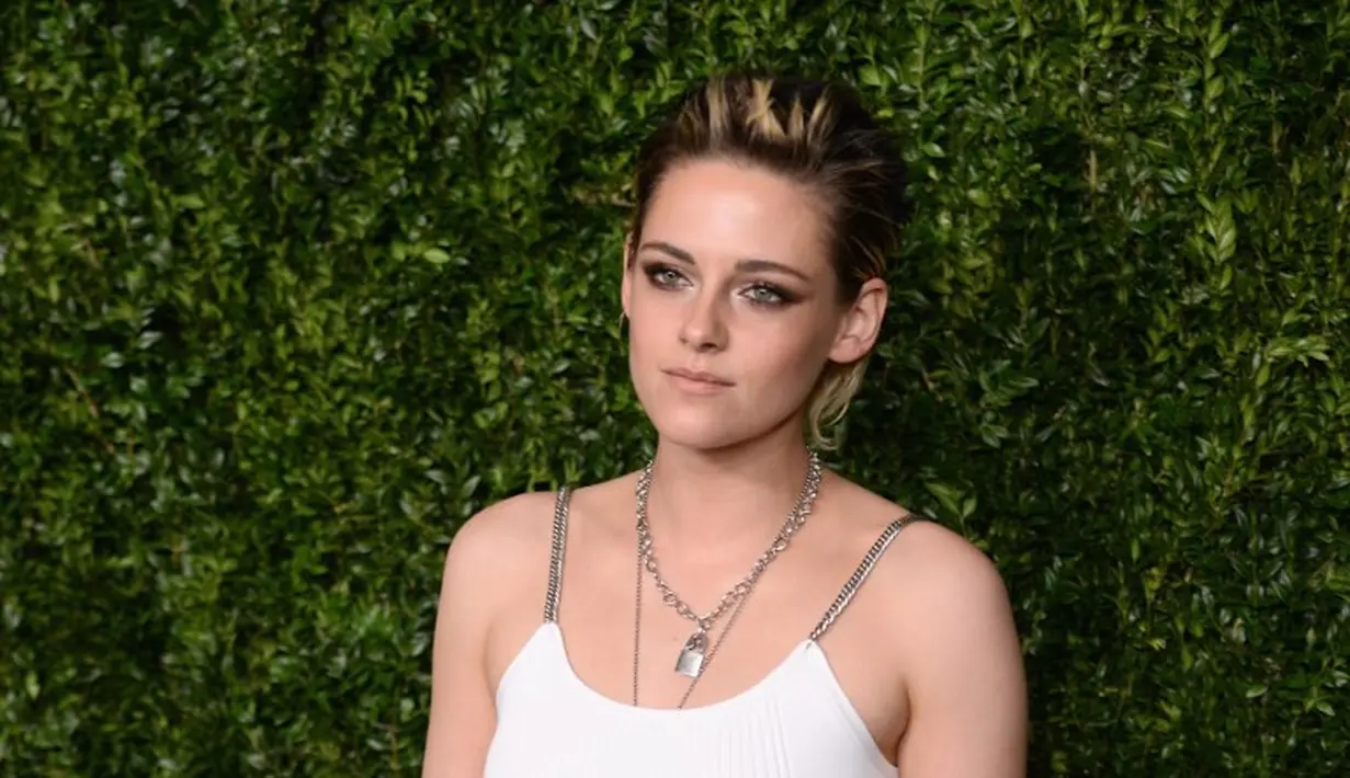 Kristen Stewart ketahuan selingkuhi Robert Pattinson denga sutradara Snow White and the Huntsman, Rupert Sanders. (ANDREW TOTH / GETTY IMAGES NORTH AMERICA / AFP)