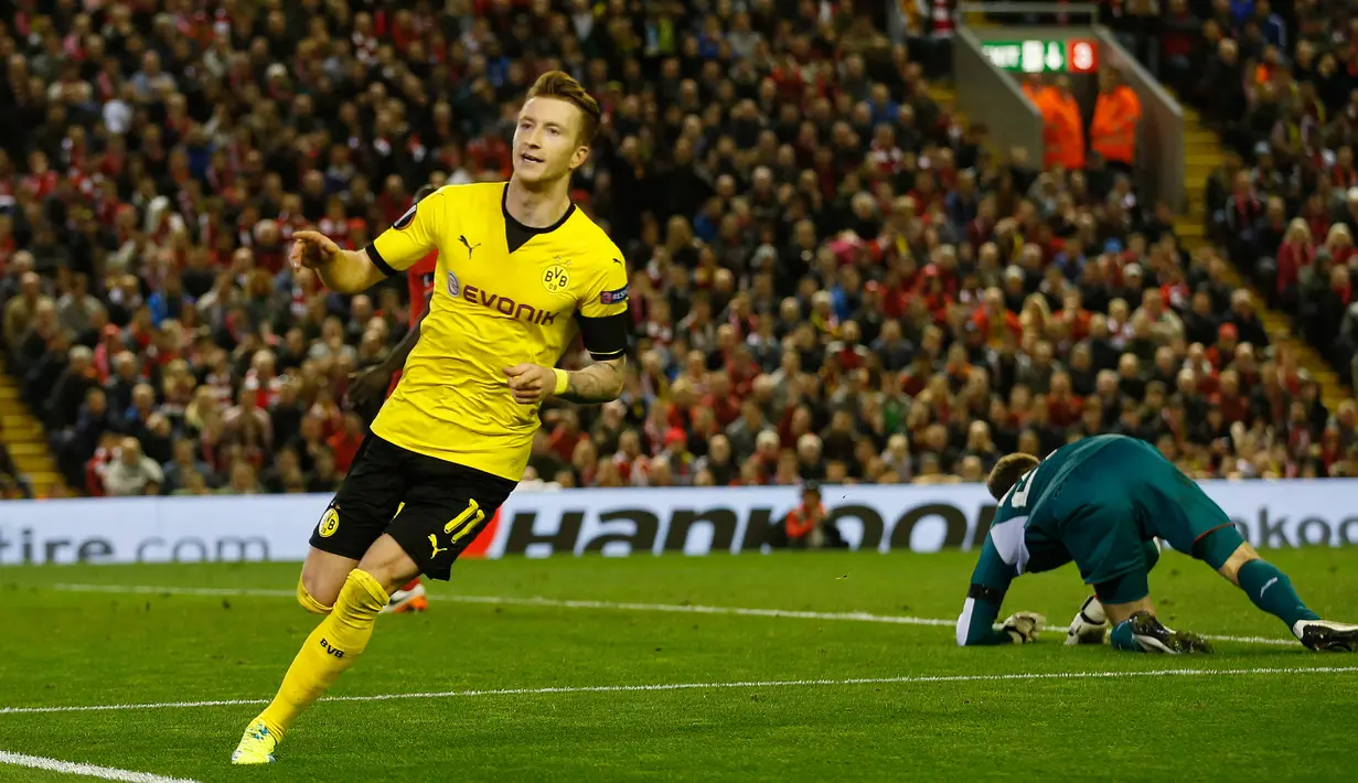 Gelandang Dortmund, Marco Reus melakukan selebrasi usai mencetak gol kegawang Liverpool di leg kedua Liga Europa di stadion Anfield, Inggris, (15/4). Liverpool menang dramatis atas Dortmund dengan skor 4-3. (Reuters/Carl Recine)