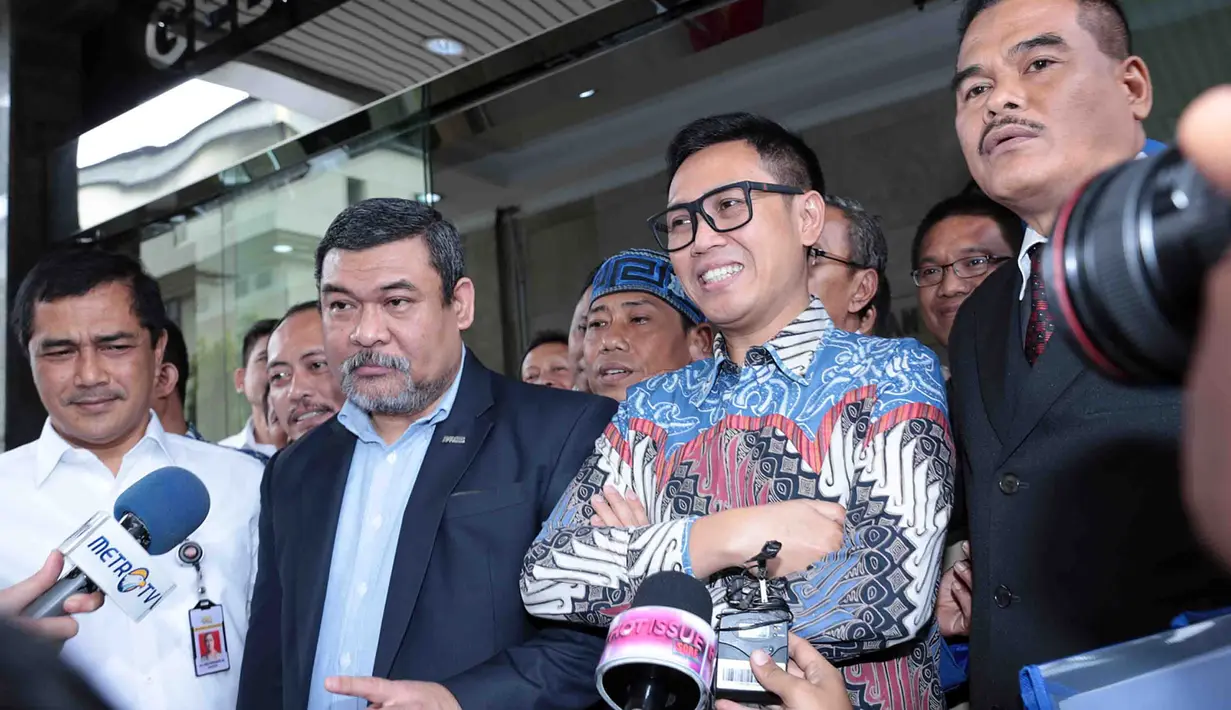 Setelah memberikan keterangan, Eko menjawab pertanyaan para wartawan yang telag menunggu. Ia mengaku merasa di fitnah dengan pemberitaan tujuh media online yang beredar belakangan ini. (Deki Prayoga/Bintang.com)