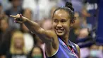 Petenis Kanada, Leylah Fernandez berselebrasi setelah mengalahkan Aryna Sabalenka dari Belarus pada semifinal US Open 2021 di Arthur Ashe Stadium, New York, Jumat (10/9/2021). Remaja 19 tahun lolos ke final usai mengalahkan Aryna Sabalenka 7-6, 4-6, 6-4. (AP Photo/Seth Wenig)