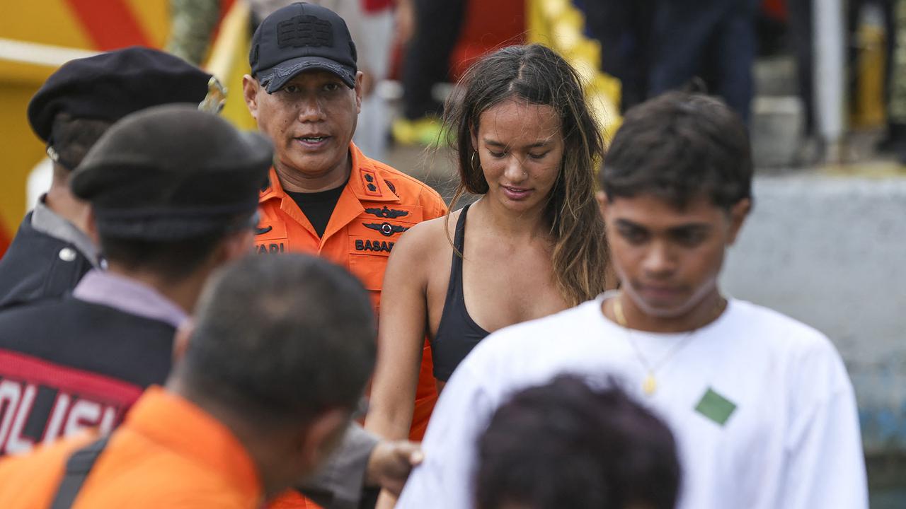 Evakuasi Korban Kebakaran KMP Putri Yasmin di Selat Lombok