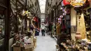 Seorang pria mengunjungi sebuah pasar perbelanjaan di Istanbul, Turki, 27 Juli 2020. Perekonomian Turki mengalami kesulitan dengan adanya lonjakan inflasi pada Juni saat pemerintah memutuskan untuk melonggarkan lockdown yang diterapkan guna mengatasi penyebaran COVID-19. (Xinhua/Osman Orsal)