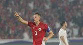 Ekspresi kapten Timnas Indonesia, Jay Noah Idzes, saat laga melawan China dalam laga Kualifikasi Piala Dunia 2026 zona Asia di Stadion Utama Gelora Bung Karno (SUGBK) Senayan, Jakarta, Kamis (5/6/2025). (Bola.com/M. Iqbal Ichsan)