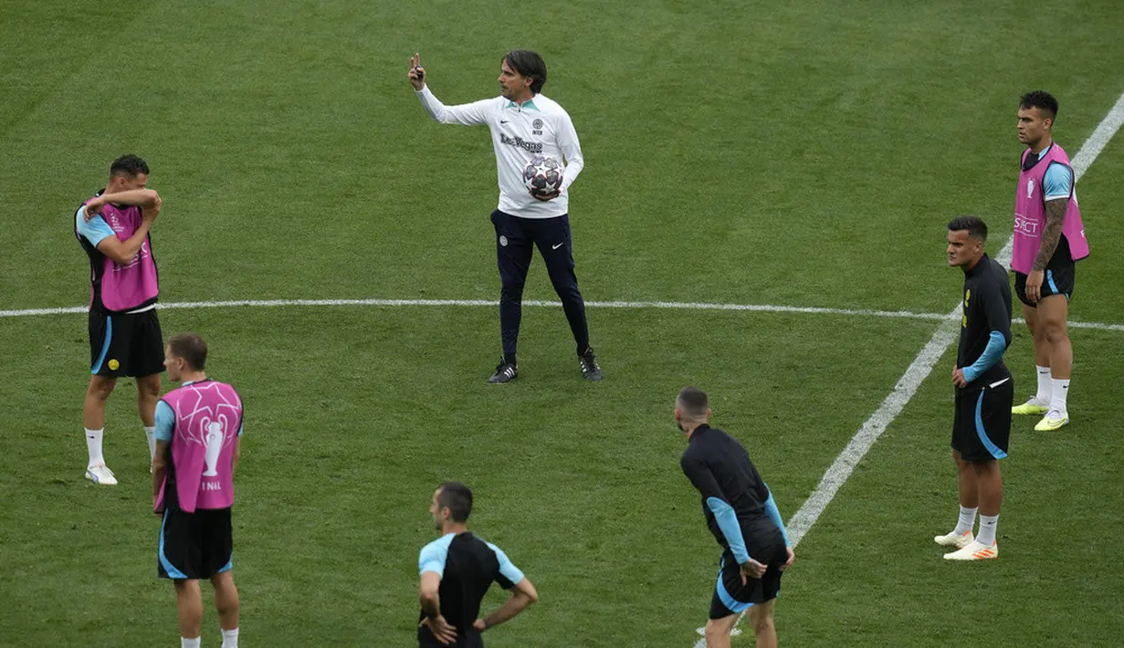 <p>Kini, keduanya bertemu lagi. Pep Guardiola telah muncul sebagai pelatih top dunia, berkelas. Namun, status tersebut kini ditantang oleh pelatih "minim pengalaman" di Liga Champions, Simone Inzaghi. (AP Photo/Thanassis Stavrakis)</p>