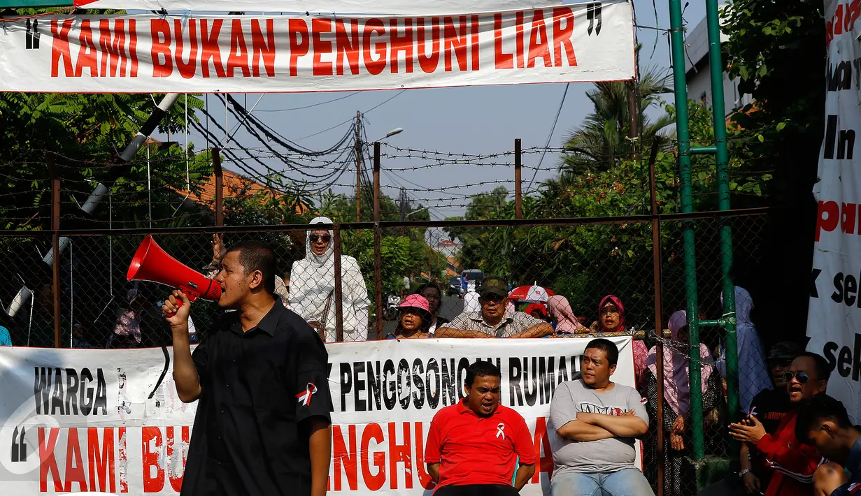 Warga berorasi saat aksi damai menolak pengosongan rumah mereka di Perumahan Perwira Mabad, Rawabelong, Jakarta, Senin (7/9/2015). Kodam Jaya berencana melakukan pengosongan puluhan rumah purnawirawan anggota TNI AD. (Liputan6.com/Yoppy Renato)
