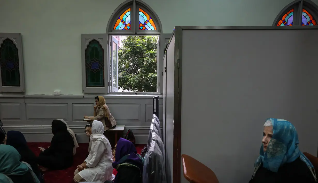 Sejumlah wanita Muslim berdoa untuk korban penembakan massal Christchurch di Selandia Baru di Masjid Jamia, Hong Kong  (18/3). Mereka berdoa untuk korban penembakan yang menewaskan 50 orang di Masjid Al Noor, Christchurch. (AFP Photo/Viviek Prakash)