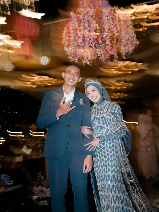 Tampilan Megah Gaun Pengantin Istri Pesepakbola Rizky Ridho, Ada Motif Jaring Gawang dan Sayap Garuda