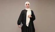 Dress Hitam Abaya Style dengan Hijab Putih/Ivory. Foto: Meta AI