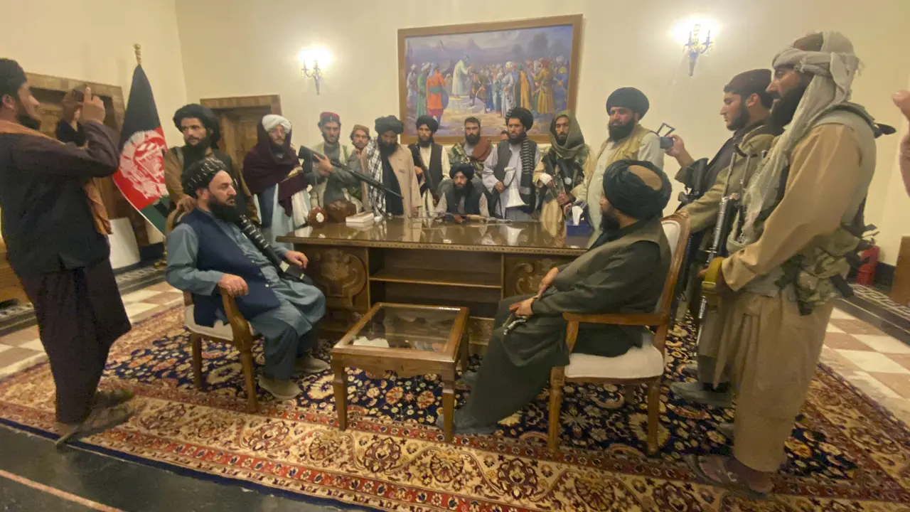 FOTO: Taliban Duduki Istana Kepresidenan Afghanistan