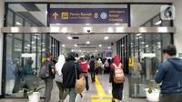 Sejumlah penumpang Kereta Rel Listrik (KRL) berjalan di Stasiun Manggarai, Jakarta, 21 Oktober 2022. Peralihan sinyal atau switch over keenam (SO-6) akan dilaksanan pada akhir November 2022 sampai awal Desember 2022. (Liputan6.com/Aida Nuralifa/Magang)