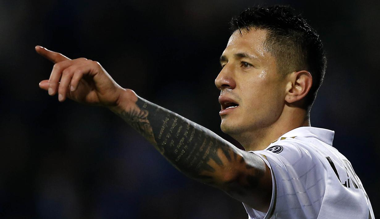 Gianluca Lapadula - Bersinar di Serie B mengantarnya gabung AC Milan, namun dirinya gagal bersinar dan dibuang ke Genoa. (AFP/Marco Bertorello)