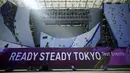 Penyelenggara saat melakukan uji coba lomba panjat dinding sebagai persiapan Olimpiade Tokyo 2020 di Aomi Urban Sports Park, Tokyo, Jumat (6/3/2020). Wabah coronavirus memaksa penyelenggara membatalkan dan menunda beberapa penyelengaraan tes event Olimpiade Tokyo 2020.  (AP Photo/Eugene Hoshiko)