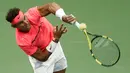 Petenis asal Spanyol, Rafael Nadal mengembalikan bola ke arah petenis Rusia, Andrey Rublev pada perempatfinal turnamen AS Terbuka 2017 di New York, Rabu (6/9). Nadal mengalahkan Andrey Rublev tiga set langsung 6-1, 6-2, 6-2. (AP Photo/Adam Hunger)