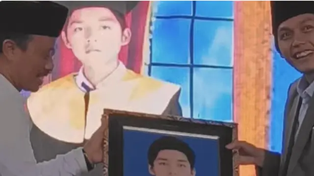 Gus Iqdam menerima hadiah foto sewaktu menimba ilmu di MTs Negeri 1 Blitar (SS: YT ABRI Media)