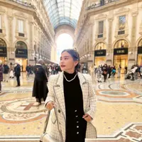 Outfit simpel yang dipadu tweed blazer beri kesan vintage, chic, dan timeless pada OOTD Prilly Latuconsina. [Foto: IG/prillylatuconsina96].