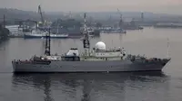 Kapal Leonov milik Rusia saat berada di Kuba pada 24 Maret 2015 (AP)