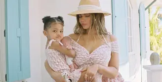 Pink dress sleeveless merek Dior ini sangat indah saat dikenakan oleh ibu dan anak ketika berlibur. Dress ini dapat dijadikan referensi pada bagian lengan dengan detail  off shoulder untuk ibu. (instagram/kyliejenner)