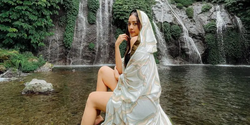 FOTO: Gaya Anya Geraldine Saat di Air Terjun Banyumala, Tampil Menawan